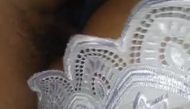 Cojo a mi cholita por atrás en su cama bien rico