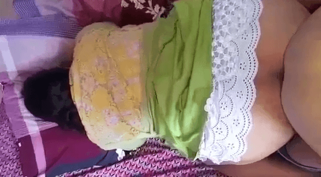 Hago el amor con mi cholita y le meto por atrás