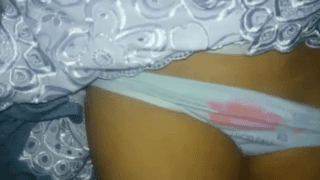 Desnudo a mi cholita para comerlo SIN calzon